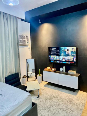 Budget Monochrome FREE Wifi, Netflix and Pool - Studio Type Condo